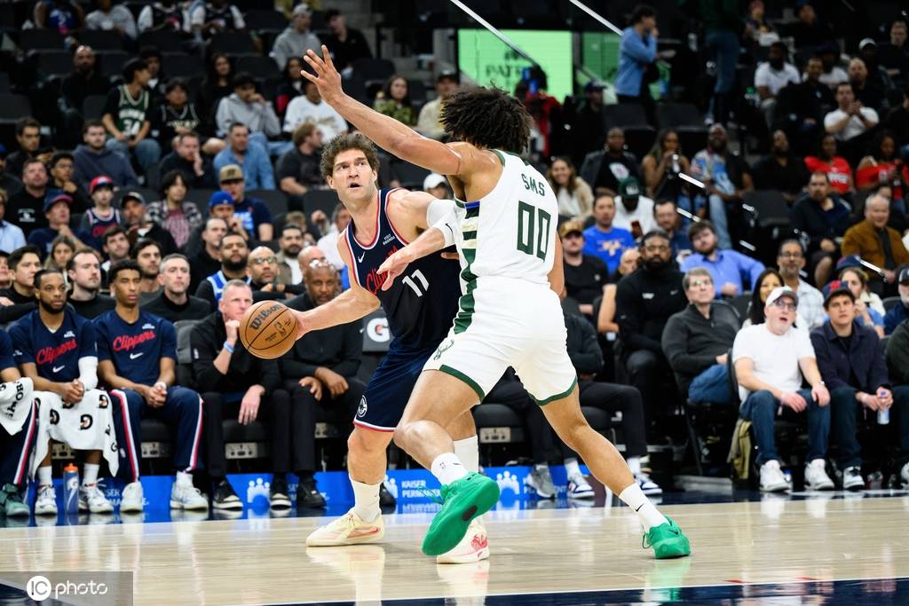 字母哥缺阵伦纳德28分 加兰15+6快船33分大胜雄鹿